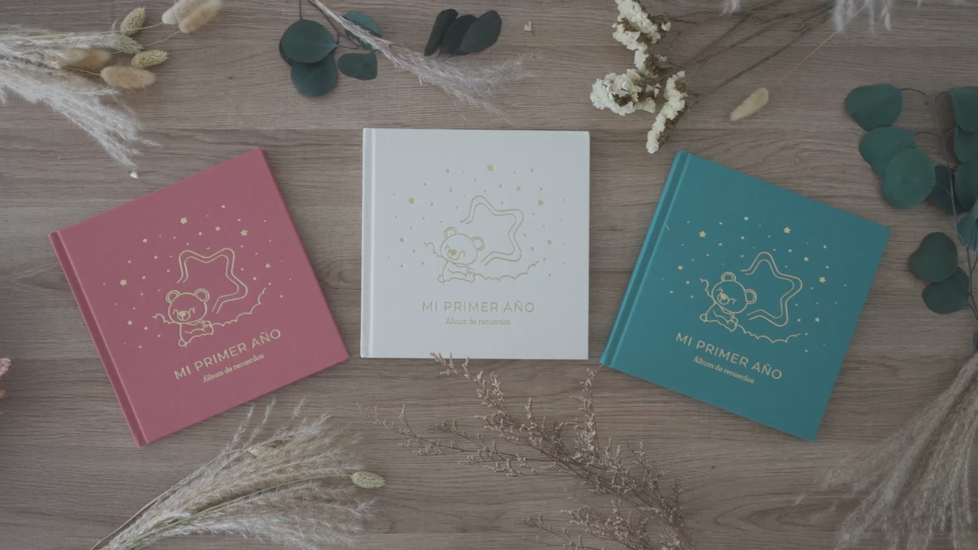 Cargar video: Álbum bebé lino dorado, papel 150 g FSC y apertura plana 180º
Encuadernación cosida y pegatinas para personalizar cada recuerdo
Álbum primer año bebé con árbol genealógico y 12 meses de hitos
Regalo recién nacido y baby shower: álbum fotos bebé minimalista FSC
Papel 150 g FSC sin transparencias para escribir y pegar fotos
Portada de lino natural con estampado dorado, diseño unisex España