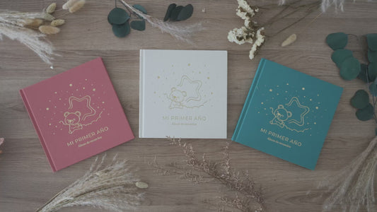 Álbum bebé lino dorado, papel 150 g FSC y apertura plana 180º
Encuadernación cosida y pegatinas para personalizar cada recuerdo
Álbum primer año bebé con árbol genealógico y 12 meses de hitos
Regalo recién nacido y baby shower: álbum fotos bebé minimalista FSC
Papel 150 g FSC sin transparencias para escribir y pegar fotos
Portada de lino natural con estampado dorado, diseño unisex España